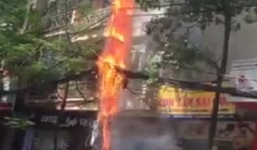 Cột điện bốc cháy ngùn ngụt, nổ như pháo hoa trên phố