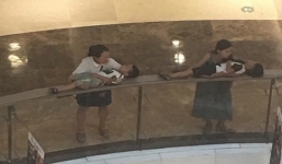 Hai bà mẹ trẻ bất chấp nguy hiểm đặt con nhỏ ngủ trên lan can tầng 2