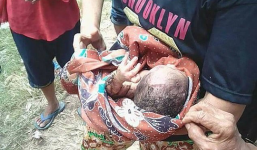 Bé sơ sinh bị bỏ dưới hố rác gây phẫn nộ