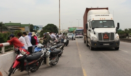 Chàng trai bất ngờ nhảy cầu tự tử khi đang trên đường đi khám bệnh cùng bố