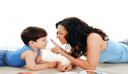 Chỉ với một câu nói của mẹ, bé nghiện tivi, ipad cũng phải tắt ngay