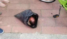  Mẹ bọc con vào túi nhựa gửi đến trại mồ côi bằng chuyển phát nhanh