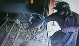 Chồng trộm vàng, vợ mang bán đúng tiệm bị trộm