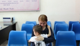 Mẹ ruột đón bé trai bị bỏ rơi trước cổng bệnh viện Từ Dũ