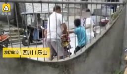 Phẫn nộ cách dạy con của 1 gia đình Trung Quốc: Mẹ buộc dây vào cổ, bố trói chân tay vào xe máy kéo đi