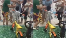 Bé trai bị phụ huynh của bạn tát thẳng vào mặt vì đánh nhau