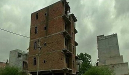 Người phụ nữ bị tấn công tình dục, ném xuống đất từ tầng 4