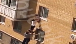 Nghẹt thở cảnh giải cứu bé 2 tuổi bằng 'kim tự tháp người'