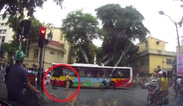 Đi vào đường cấm, tài xế taxi quỳ gối vái lạy CSGT xin tha