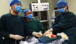 Ăn quá nhiều đồ ăn nhanh, chàng trai phát triển một bên vòng 1 như phụ nữ