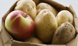 Không nên bảo quản khoai tây trong tủ lạnh