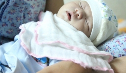 Xót xa người mẹ trẻ bỏ lại con hơn 10 ngày tuổi cùng bức thư đẫm nước mắt