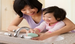 Bố mẹ cần phải biết những cách này để trị bệnh chân tay miệng ở con