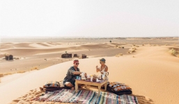 Cặp đôi blogger kiềm 200 triệu cho 1 bức hình đăng trên Instagram chỉ bằng đi du lịch