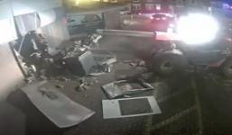 Clip: Nhóm trộm dùng máy xúc đâm nát tường, bê cả máy ATM mang đi