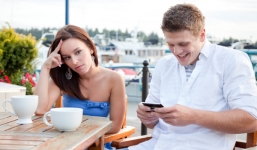 9 thói quen xấu khi sử dụng điện thoại 