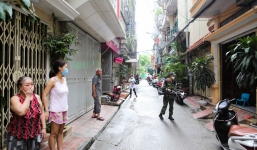 Hà Nội: Cán bộ tới tận nhà phun thuốc diệt muỗi, nhiều hộ dân đóng cửa, lấy lý do không cho tiếp cận