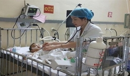 Ngã vào bể cá cảnh trong nhà, bé trai 18 tháng tuổi nguy kịch