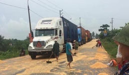 Containter bung cửa dân đua nhau hôi hàng trăm tấn ngô rơi mặc tài xế van xin