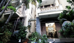 Lần đầu hé lộ ngôi nhà xinh xắn, rợp bóng cây xanh ngoài đời thật của ông trùm Phan Thị - NSND Hoàng Dũng