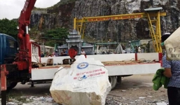 Đứt dây cáp cần cầu,  lái xe bị tảng đá 2 tấn đè chết