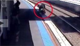 Mẹ bất cẩn để xe nôi chở con lăn xuống đường tàu