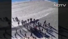 Video: Lính Trung Quốc - Ấn Độ choảng nhau bằng gạch đá, nắm đấm ở biên giới