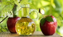 7 lợi ích tuyệt vời nhờ việc uống đều đặn cốc nước pha 1 thìa giấm táo vào mỗi sáng
