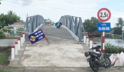 Phó Bí thư xã dỡ biển cấm qua cầu để xe chở vật tư vào xây nhà