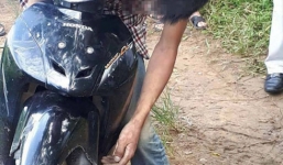 Phát hiện nam thanh niên tử vong trong tư thế bất thường trên xe máy