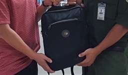 Nhân viên xe đẩy trả lại khách 750 triệu bỏ quên trong hành lý tại sân bay Nội Bài