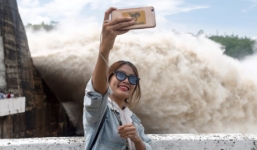 Hai thiếu niên bỏ mạng chỉ vì mải chụp ảnh 'tự sướng' trong cơn lũ