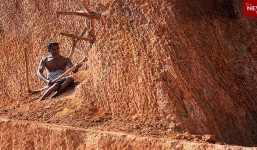 Người đàn ông bị liệt nửa người đào đường đi xuyên đồi sau 3 năm