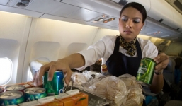 Những sự thật xấu xí phía sau vẻ sang chảnh của nghề tiếp viên hàng không