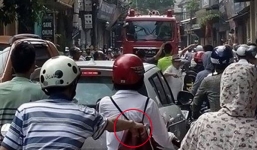 Nhân lúc tắc đường, người đàn ông thản nhiên thò tay vào ba lô cô gái