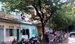 Người đàn ông treo cổ bằng dây sạc pin điện thoại