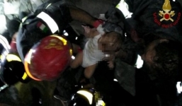 Bé trai 7 tháng tuổi sống sót thần kỳ sau 7 giờ nằm dưới đống đổ nát