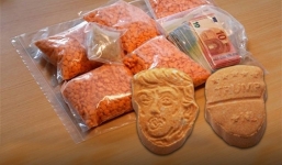 Hàng nghìn viên thuốc lắc hình Trump bị tịch thu