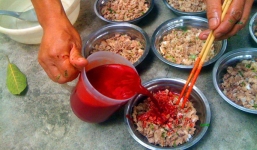 Hiểm họa khôn lường từ thói quen ăn tiết canh lấy may