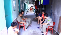 Cô gái bò ra ngoài kêu cứu với nhiều vết đâm trên cơ thể