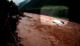 Dòng lũ cuốn phăng ôtô, tài xế chới với kêu cứu