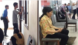 Xúc động câu chuyện người mẹ cầm nón rách đứng đợi con trai nhập học 