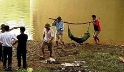 Phát hiện thi thể nam thanh niên dính đầy bùn đất nổi trên sông ở Hà Nội
