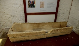 Bố mẹ cho con nằm trong quan tài cổ để chụp ảnh nhận hậu quả khủng khiếp