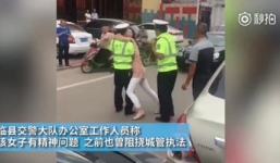 Chàng cảnh sát trẻ bị cô gái lạ cưỡng hôn khi đang làm nhiệm vụ