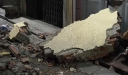 Hà Nội: Bức tường trường tiểu học đổ sập giữa đêm, may mắn không thiệt hại về người