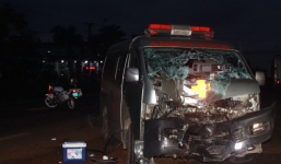 Xe cấp cứu tông trực diện xe máy lúc rạng sáng, 2 người thương vong