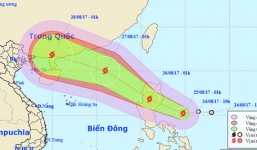 Bão Hato vừa đi qua, lại xuất hiện cơn bão Pakhar gần Biển Đông