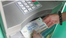 Bị ngân hàng bắt trả tiền lại, cô gái đáp trả khiến ai cũng bất ngờ