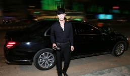 Nathan Lee tự lái xe hơi đi ra mắt phim 'Lách luật kiểu Mỹ'